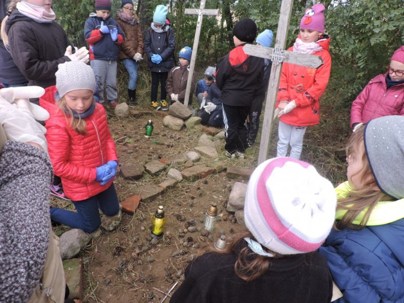 Sprzątanie grobów w Melanowie